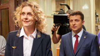 Зйомки "Слуги народу". Герой серіалу вже обіймає посаду, на яку претендує актор Володимир Зеленський у реальному житті.