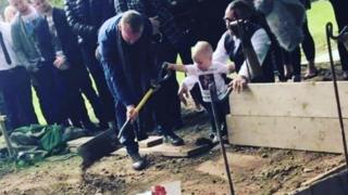 Toddler grave picture shared &#39;to end knife crime&#39; - BBC News