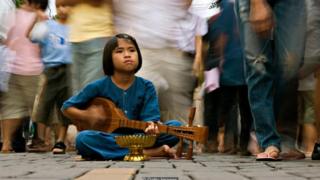Niña tocando un instrumento