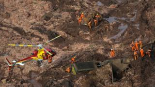 Bombeiros trabalhando em Brumadinho