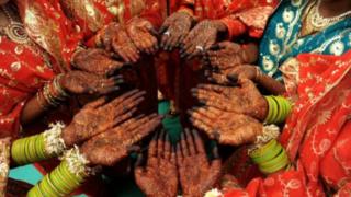 Manos de mujeres indias