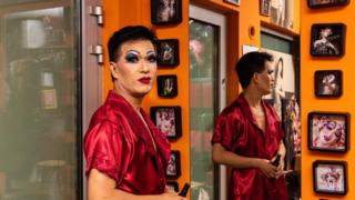 Kim Lee là một doanh nhân thành đạt nhưng cũng là một drag queen biểu diễn ở khắp Warsaw