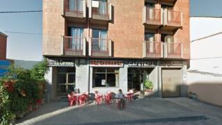 More than 100 diners flee Spanish restaurant without paying - BBC News