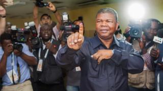João Lourenço ka tirsan xisbiga MPLA ayaa codkiisa ka dhiibtay magaalada Luanda ee dalka Angola