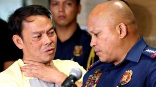 Мэр Роналду Эспиноса (слева), который был застрелен полицией Филиппин в своей камере, 5 ноября 2016 года