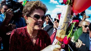 Дилма Руссефф получает цветы, когда она покидает дворец Альворада в Бразилиа. 6 сентября 2016