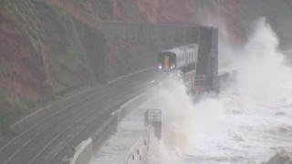 Поезд в Spray Point во время штормовой погоды.