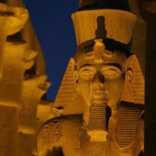 Photo d'une ancienne statue du Pharaon Ramsès 2 prise en 2002 sur les piliers du temple de Luxor (illustration)