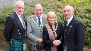 Pròbhost Inbhir Nis Eilidh NicIlleMhìcheil, Àrd-Stiùiriche a' Chomuinn Ghàidhealaich Iain Moireasdan, Cathraiche comataidh a' Mhòid Tormod Dòmhnallach, agus Ceann-Suidhe a' Chomuinn Ghàidhealaich, Iain MacLeòid.