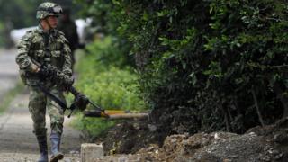 Ejército colombiano patrullando
