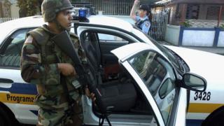 Militar en las calles de Puerto Rico.