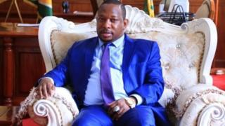 Serikali kuu ya Kenya imemuondolea Gavana wa Nairobi Mike Sonko mamlaka ya utawala, anayekabiliwa na tuhuma zikiwemo za ufisadi