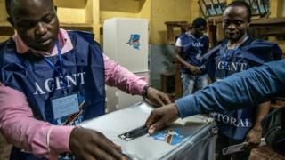 Election agents in DR Congo