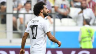 محمد صلاح يسير بحزن