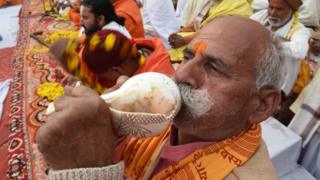શંખ ફૂકતો વ્યક્તિ