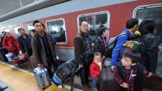 福州火車站旅客排隊登車(中新社圖片13/1/2017)
