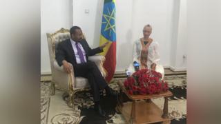 ሮቦት ሶፊያ ከጠቅላይ ሚንስትር አብይ አህመድ ጋር በቤተ መንግስት ተገናኝተው በአማርኛ ተነጋግረዋል።