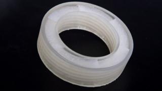 "Metamaterial acústico" diseñado por científicos de la Universidad de Boston.