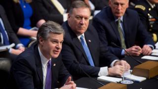Christopher Wray, director del FBI (izq.), Mike Pompeo, director de la CIA (centro), y Dan Coats, director of Inteligencia Nacional.