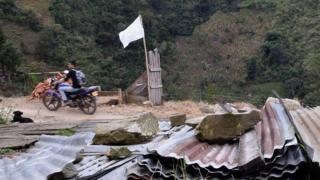 Una bandera blanca ondea en una zona de histórica presencia de las FARC en el centro de Colombia.
