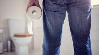 Hombre con papel sanitario en mano