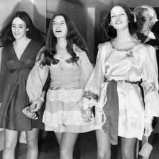 Сьюзен Аткинс, Патриция Кренвинкель и Лесли Ван Хаутен, взявшись за руки во время судебных процессов по делу об убийстве в августе 1969 года