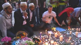 Скорбящие у импровизированного мемориала на площади Альберта в Манчестере после нападения там