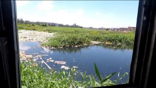 Janela de moradora da Vila Aymoré tem vista para o rio Tietê