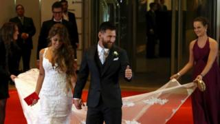 Аргентинский футболист Лионель Месси и его жена Антонела Роккуццо выступают в прессе на своей свадьбе в Росарио, Аргентина, 30 июня 2017 года.