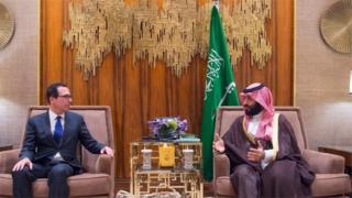 ولي العهد السعودي، محمد بن سلمان، مع وزير الخزانة الأمريكي، ستيف منوتشين