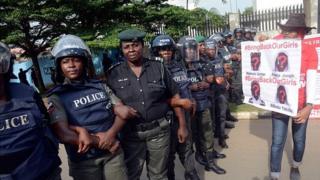 Des policières nigérianes lors d'une manifestation de soutien aux filles enlevées en 2014 par Boko Haram à Chibok.