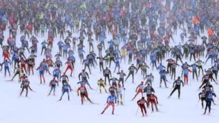 awon eniyan n kopa ninu ere yinyin "skiing" Khimki, Moscow - 4-2-2018