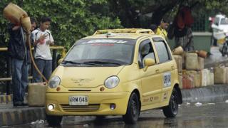 En las calles de Cúcuta se comercializa a plena luz, la gasolina traída de contrabando de Venezuela.