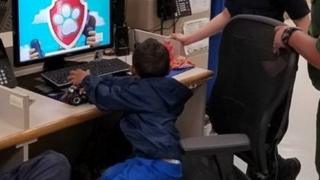 Niño migrante en una estación fronteriza
