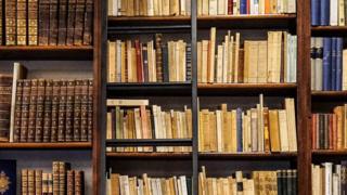 Полиці з книжками в бібліотеці