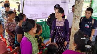 Aung San Suu Kyi rencontre des rohingyas dans l'État de Rakhine, en Birmanie.