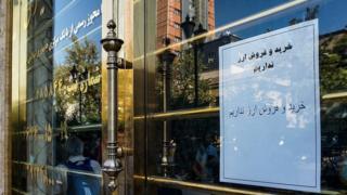 کاهش قیمت دلاراز روز دوشنبه باعث شده بسیاری از صرافیها معامله را متوقف کنند