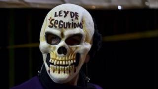La ley para regularizar la presencia militar en las calles mexicanas desató protestas en el Senado.