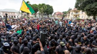 Члены группы 500 Brothers на акции протеста в Кайенне, Французская Гайана, на прошлой неделе