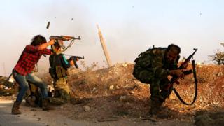 Abarwanyi b'umugwi Free Syrian Army bahanganye na IS muri Syria