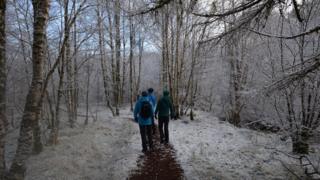 Edinburgh/ A snowy walk by the River Garry