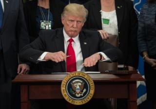 У середу Дональд Трамп підписав указ про початок будівництва стіни на кордоні із Мексикою