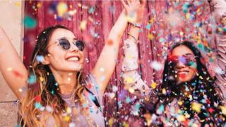 Chi một chút tiền để giúp một người lạ, sẽ làm cho bạn hạnh phúc hơn nhiều so với sử dụng số tiền đó để chi cho mình?