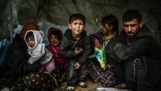 Семья сирийских беженцев под приютом в Стамбуле