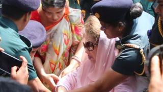 সোমবার দুপুরে খালেদা জিয়াকে বঙ্গবন্ধু শেখ মুজিব মেডিকেল বিশ্ববিদ্যালয়ে নিয়ে আসা হয়