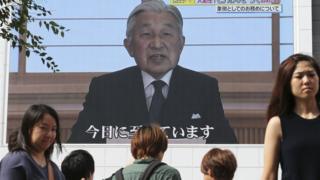 Japon İmparatoru Akihito ekrandan halka sesleniyor.