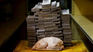 Количество валюты, необходимое для покупки курицы на рынке в Каракасе на прошлой неделе, до того, как венесуэльская валюта была девальвирована.