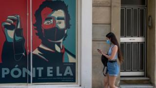 Barcelona'da maskeli afiş