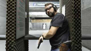 O empresário André Luiz Nobre, que tem seis armas, no clube do tiro 1911, em São Paulo