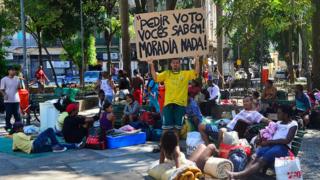 Famílias que ocupavam o prédio no Flamengo, zona sul do Rio, deixam a Cinelândia e ocupam agora a Praça da Cruz Vermelha, no centro da cidade em abril de 2015